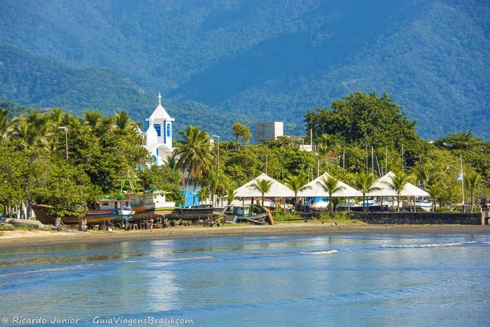 Imagem de uma pequena vila de pescadores em Ubatuba.